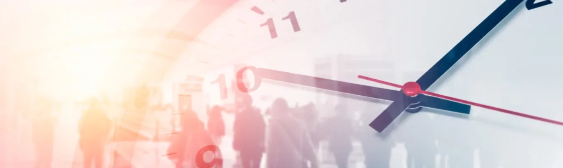 Uhr überlagert mit einer verschwommenen Menschenmenge - Symbol für Zeit und Alltagstrubel
