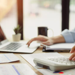 UID-Nummer für Kleinunternehmer:innen – Wann eine umsatzsteuerliche Registrierung erforderlich ist