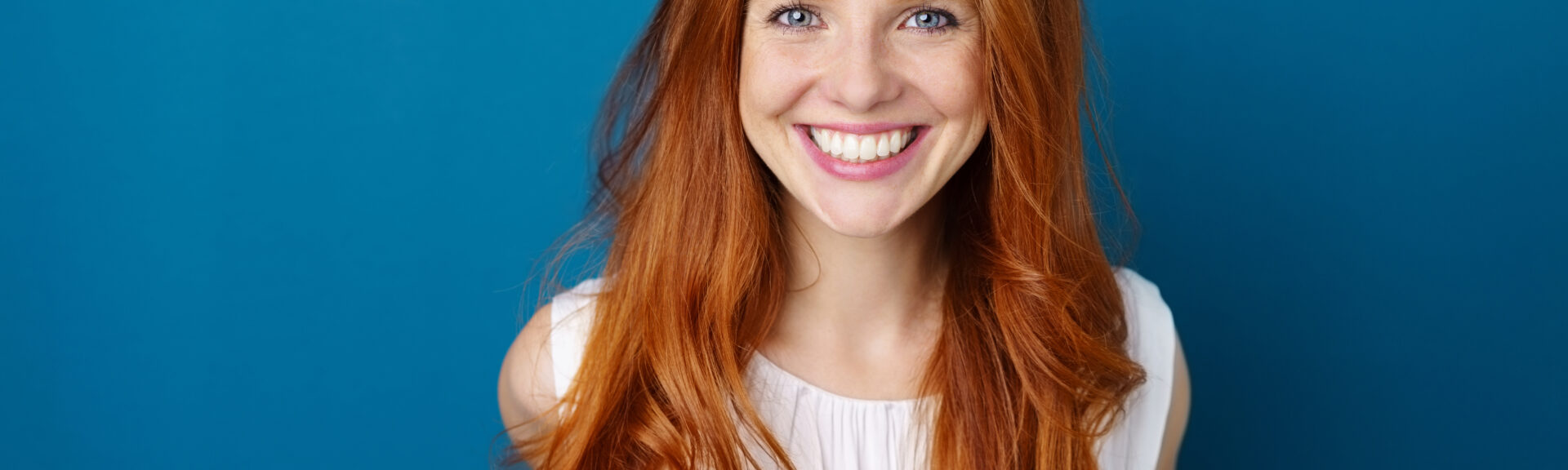 portrait vor blauer wand