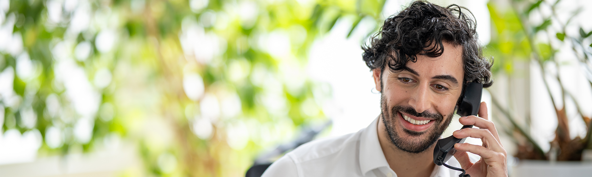 Person telefoniert, grüner Hintergrund